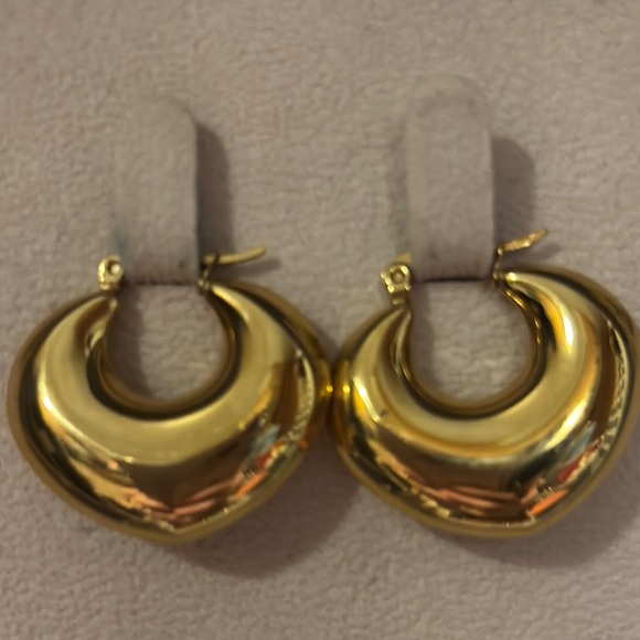 Amazon Jewelry - NWOT Gold Crescent Hoop Earrings